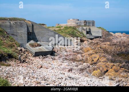 Fort Hommet bunker tedesco e 19 ° secolo Martello Tower, punta Vazon Bay, Guernsey, Isole del canale Foto Stock