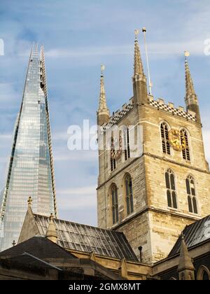Lo Shard è un grattacielo a 95 piani a Southwark, Londra. Situato presso il London Bridge e in piedi per 309.6 metri (1,016 piedi) di altezza, è attualmente l'alto Foto Stock