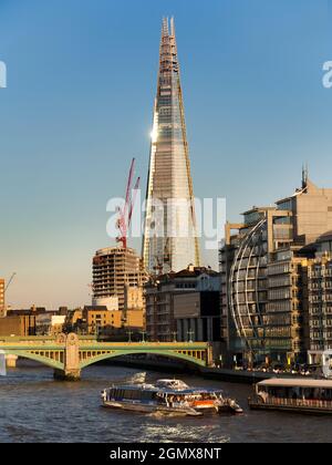 Lo Shard è un grattacielo a 95 piani a Southwark, Londra. Situato presso il London Bridge e in piedi per 309.6 metri (1,016 piedi) di altezza, è attualmente l'alto Foto Stock