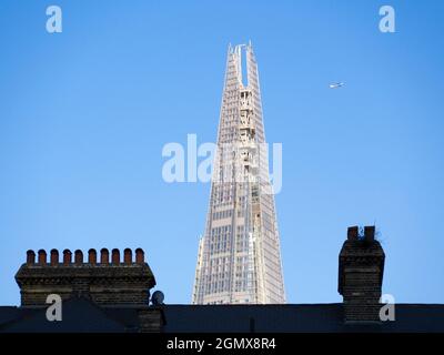 Lo Shard è un grattacielo a 95 piani a Southwark, Londra. Situato presso il London Bridge e in piedi per 309.6 metri (1,016 piedi) di altezza, è attualmente l'alto Foto Stock
