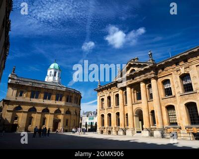 Oxford, Inghilterra - 25 Agosto 2017 due edifici famosi nel cuore di Oxford, in una bella mattinata di fine estate - il Teatro Sheldonian e Clarendon Bui Foto Stock