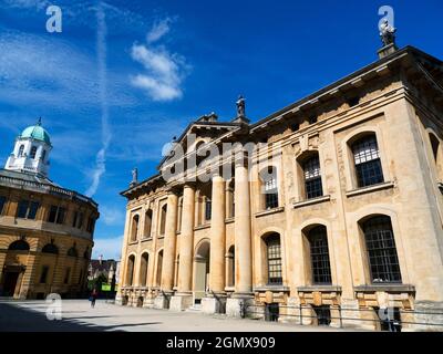 Oxford, Inghilterra - 25 Agosto 2017 due edifici famosi nel cuore di Oxford, in una bella mattinata di fine estate - il Teatro Sheldonian e Clarendon Bui Foto Stock