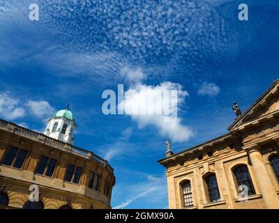 Oxford, Inghilterra - 25 Agosto 2017 due edifici famosi nel cuore di Oxford, in una bella mattinata di fine estate - il Teatro Sheldonian e Clarendon Bui Foto Stock