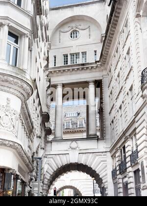 Può sembrare un attacco del famoso artista olandese M.C. Escher, ma questa bizzarra costruzione architettonica è Air Street, appena fuori dal famoso c di Londra Foto Stock