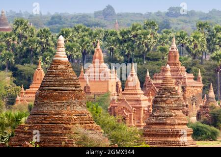 Bagan, Myanmar - 29 gennaio 2013; uno dei grandi templi buddisti nella valle di Bagan a Mandalay, Myanmar. Dal IX al XIII secolo, la città Foto Stock