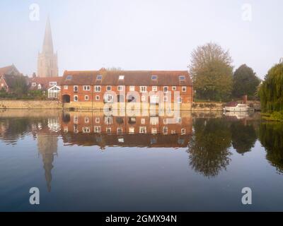 Abingdon, Inghilterra - 20 Ottobre 2018 Abingdon afferma di essere la città più antica dell'Inghilterra. Se vi levate in piedi accanto al suo ponte medievale su un'atmosfera, nebbiosa Foto Stock