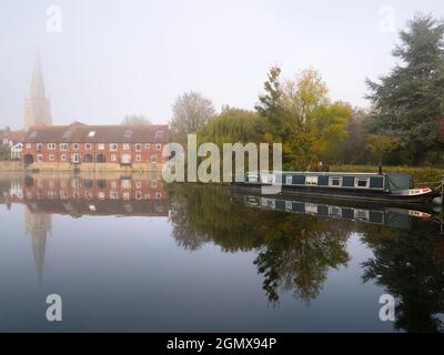 Abingdon, Inghilterra - 20 Ottobre 2018 Abingdon afferma di essere la città più antica dell'Inghilterra. Se vi levate in piedi accanto al suo ponte medievale su un'atmosfera, nebbiosa Foto Stock