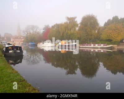 Abingdon, Inghilterra - 20 Ottobre 2018 Abingdon afferma di essere la città più antica dell'Inghilterra. Se vi levate in piedi accanto al suo ponte medievale su un'atmosfera, nebbiosa Foto Stock