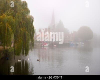 Abingdon, Inghilterra - 20 Ottobre 2018 Abingdon afferma di essere la città più antica dell'Inghilterra. Se vi levate in piedi accanto al suo ponte medievale su un'atmosfera, nebbiosa Foto Stock