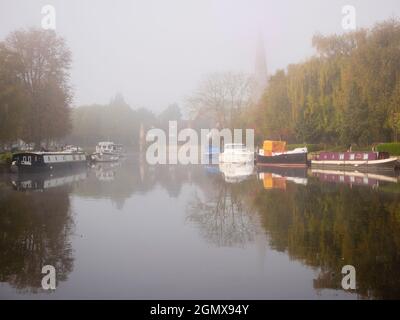 Abingdon, Inghilterra - 20 Ottobre 2018 Abingdon afferma di essere la città più antica dell'Inghilterra. Se vi levate in piedi accanto al suo ponte medievale su un'atmosfera, nebbiosa Foto Stock