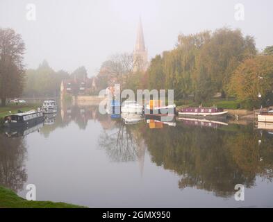 Abingdon, Inghilterra - 20 Ottobre 2018 Abingdon afferma di essere la città più antica dell'Inghilterra. Se vi levate in piedi accanto al suo ponte medievale su un'atmosfera, nebbiosa Foto Stock