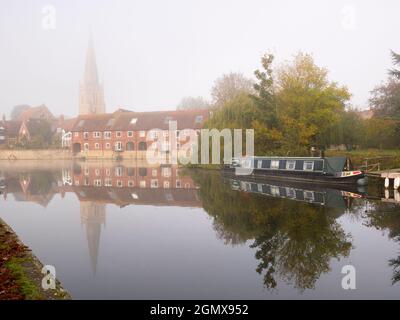 Abingdon, Inghilterra - 20 Ottobre 2018 Abingdon afferma di essere la città più antica dell'Inghilterra. Se vi levate in piedi accanto al suo ponte medievale su un'atmosfera, nebbiosa Foto Stock