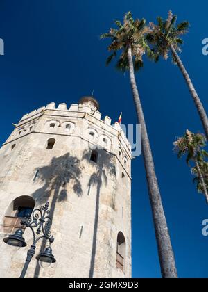 Siviglia, Andalusia, Spagna - 31 maggio 2016; nessuna gente in vista. La Torre del Oro è un famoso punto di riferimento della città di Siviglia in Andalusia Foto Stock