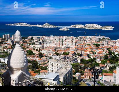 Marsiglia, Francia - 20 giugno 2013; molte persone in vista. Notre-Dame de la Garde (nostra Signora della Guardia), è una basilica cattolica a Marsiglia, in Francia Foto Stock