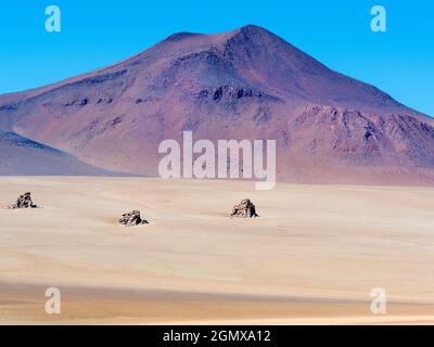 Deserto di Siloli, Bolivia - 25 maggio 2018 il Desierto de Siloli è un deserto di montagna alto e asciutto situato nell'Altiplano, nella Bolivia sud-occidentale; la maggior parte di t Foto Stock