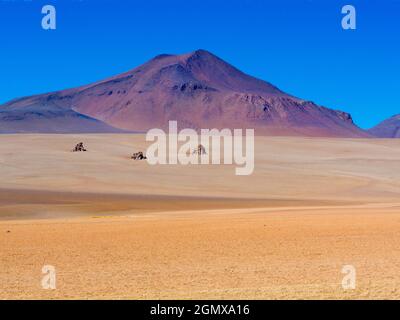 Deserto di Siloli, Bolivia - 25 maggio 2018 il Desierto de Siloli è un deserto di montagna alto e asciutto situato nell'Altiplano, nella Bolivia sud-occidentale; la maggior parte di t Foto Stock