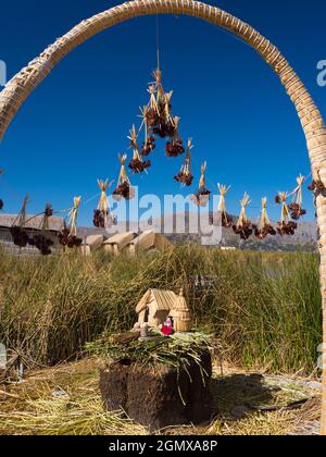 Lago Titicaca, Perù - 17 maggio 2018; situato a 3,812 metri (12,507 piedi) di altitudine, il bellissimo lago Titicaca gioiello è il più alto navigabile Foto Stock