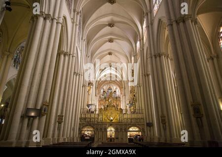 Toledo, Spagna - 25 settembre 2008; il magnifico interno della Cattedrale di Toledo in alta gotica. La sua costruzione iniziò nel 1226 sotto il governo di Fer Foto Stock
