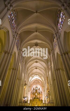 Toledo, Spagna - 25 settembre 2008; il magnifico interno della Cattedrale di Toledo in alta gotica. La sua costruzione iniziò nel 1226 sotto il governo di Fer Foto Stock