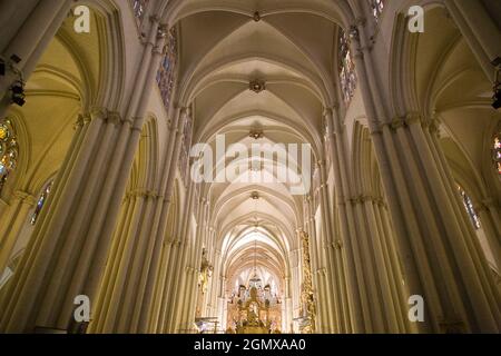 Toledo, Spagna - 25 settembre 2008; il magnifico interno della Cattedrale di Toledo in alta gotica. La sua costruzione iniziò nel 1226 sotto il governo di Fer Foto Stock