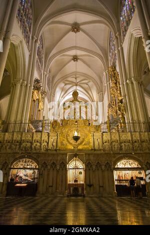Toledo, Spagna - 25 settembre 2008; il magnifico interno della Cattedrale di Toledo in alta gotica. La sua costruzione iniziò nel 1226 sotto il governo di Fer Foto Stock