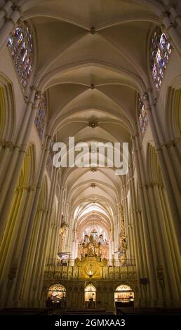 Toledo, Spagna - 25 settembre 2008; il magnifico interno della Cattedrale di Toledo in alta gotica. La sua costruzione iniziò nel 1226 sotto il governo di Fer Foto Stock