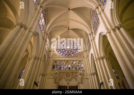 Toledo, Spagna - 25 settembre 2008; il magnifico interno della Cattedrale di Toledo in alta gotica. La sua costruzione iniziò nel 1226 sotto il governo di Fer Foto Stock