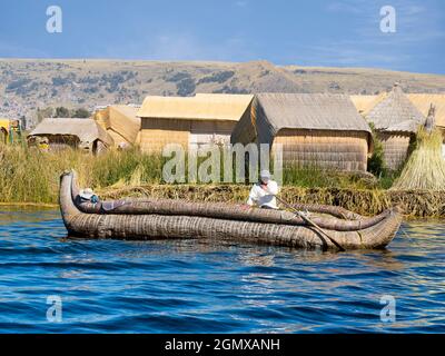 Lago Titicaca, Perù - 18 maggio 2018; due persone in fucilazione. Credetelo o no, questo è il tipo di barca tradizionale che ha ispirato Thor Heyerdahl a. Foto Stock