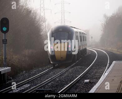 Oxfordshire, Inghilterra - 22 novembre 2020; nessuna gente in vista. Amo i piloni elettrici; trovo le loro forme astratte e gaunt infinitamente affascinanti. Foto Stock