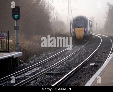 Oxfordshire, Inghilterra - 22 novembre 2020; nessuna gente in vista. Amo i piloni elettrici; trovo le loro forme astratte e gaunt infinitamente affascinanti. Foto Stock