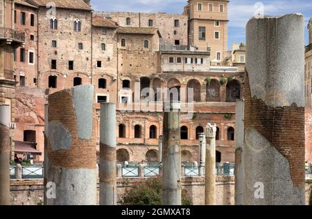 Roma, Italia - Ottobre 2014; il Foro di Traiano, costruito nell'AD106, fu l'ultimo dei fori Imperiali ad essere costruito nell'antica Roma. Il suo nome moderno è pi Foto Stock