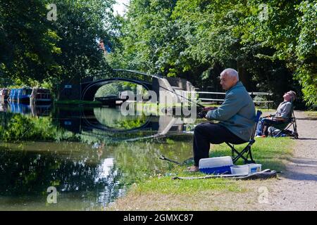 Oxford, Inghilterra - 2006; idilliaca scena estiva di due pescatori di Isis Lock sul canale di Oxford. Tutto sembra troppo per il ragazzo alle spalle... Foto Stock