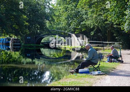 Oxford, Inghilterra - 2006; idilliaca scena estiva di due pescatori di Isis Lock sul canale di Oxford. Come si può ottenere l'inglese quintessenza? Foto Stock