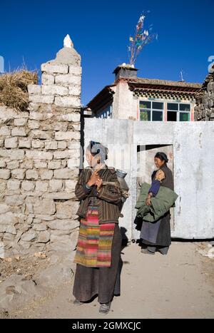 Gyangtse, Tibet - 23 ottobre 2006 una sosta in un piccolo villaggio sulla strada polverosa lungo il tragitto da Lhasa a Gyangtse. Due Signore fuori dalla loro casa controllare ou Foto Stock