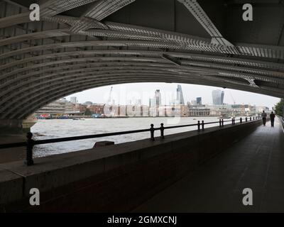 Il Blackfriars Railway Bridge attraversa il Tamigi a Londra, tra il Blackfriars Bridge e il Millennium Bridge. Ci sono state due strutture wi Foto Stock