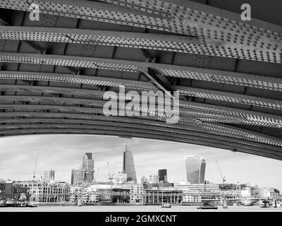 La City of London è un centro finanziario globale; il suo orizzonte è cambiato drasticamente negli ultimi anni. I londinesi hanno soprannominato molti dei nuovi sci Foto Stock