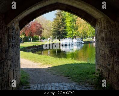 Abingdon, Inghilterra - 21 Aprile 2019 Abingdon afferma di essere la città più antica dell'Inghilterra. Questo è il suo famoso ponte medievale in pietra, su un mor di primavera Foto Stock