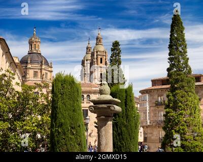 Salamanca, Spagna - 21 settembre 2017; gruppo di persone in vista. Salamanca è un'antica città nel nord-ovest della Spagna; è anche la capitale della disposizione Foto Stock