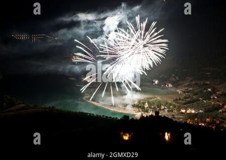 Fuochi d'artificio, Lago di San Lorenzo, Fiastra, Macerata, Marche, Italia, Europa Foto Stock