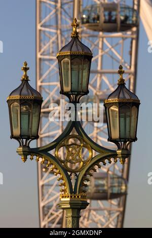 Il London Eye è una gigantesca ruota panoramica sulla South Bank del Tamigi a Londra. La prima rotazione è stata effettuata nel 1999. Nota anche come Millennium Wheel, Foto Stock