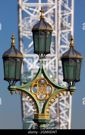 Il London Eye è una gigantesca ruota panoramica sulla South Bank del Tamigi a Londra. La prima rotazione è stata effettuata nel 1999. Nota anche come Millennium Wheel, Foto Stock