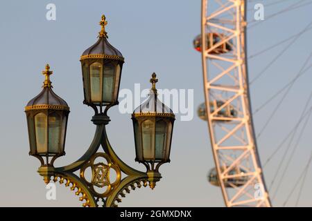 Il London Eye è una gigantesca ruota panoramica sulla South Bank del Tamigi a Londra. La prima rotazione è stata effettuata nel 1999. Nota anche come Millennium Wheel, Foto Stock