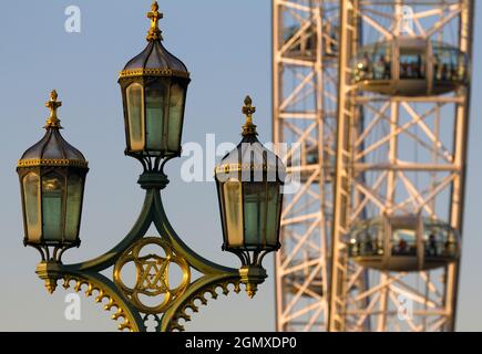 Il London Eye è una gigantesca ruota panoramica sulla South Bank del Tamigi a Londra. La prima rotazione è stata effettuata nel 1999. Nota anche come Millennium Wheel, Foto Stock