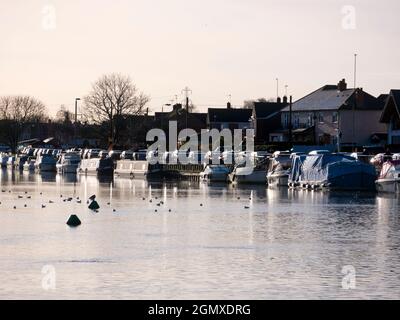 Abingdon, Inghilterra - 19 Dicembre 2018 Abingdon-on-Thames dichiara di essere la città più vecchia in England.IT è soltanto a poche miglia a valle da Oxford, in modo da noi Foto Stock