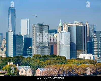 New York, USA - 12 ottobre 2013; nessuna gente in vista. La vista dal terminal delle navi da crociera di Brooklyn attraverso Governors Island verso il centro di Manhattan, New Yor Foto Stock