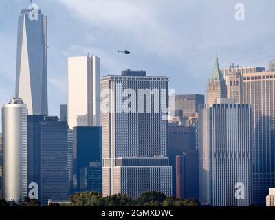 New York, USA - 12 ottobre 2013; nessuna gente in vista. La vista dal terminal delle navi da crociera di Brooklyn attraverso Governors Island verso il centro di Manhattan, New Yor Foto Stock