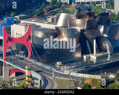 Il Museo Guggenheim di Bilbao è un museo di arte moderna di fama mondiale, progettato dall'architetto canadese-americano Frank Gehry e situato a Bilbao, in t Foto Stock