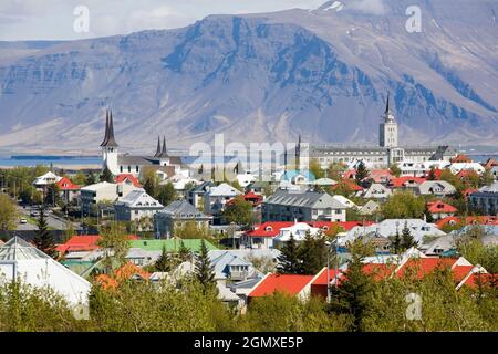 Reykjavík è la capitale e la città più grande dell'Islanda. Situato nel sud-ovest dell'Islanda, è il centro del paese culturale, economico, turistico e. Foto Stock