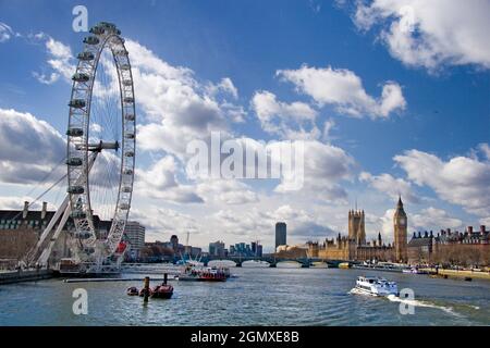 Il London Eye è una gigantesca ruota panoramica sulla South Bank del Tamigi a Londra. La prima rotazione è stata effettuata nel 1999. Nota anche come Millennium Wheel, Foto Stock