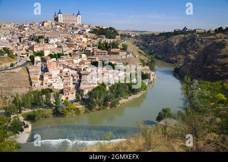 Toledo, Spagna - 24 settembre 2008; nessuna gente in vista. La città medievale di Toledo in Spagna, sormontata dalla sua Fortezza Alcazar. Il fiume Tago si trova nella Th Foto Stock